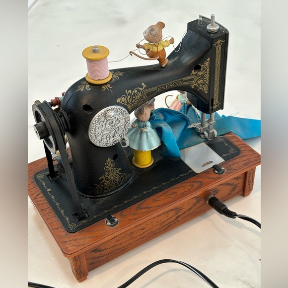 Vintage 1989 Karen Hahn ENESCO Mice Sewing Machine Musical Figurine collectible - Picture 7 of 9